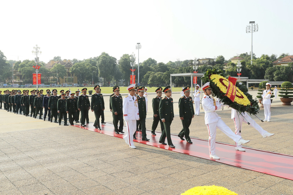 Đoàn đại biểu Quân ủy Trung ương và Bộ Quốc phòng đến đặt vòng hoa và vào Lăng viếng Chủ tịch Hồ Chí Mnh. (Ảnh: Doãn Tấn/TTXVN)