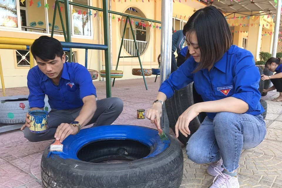 Đến nay, tỉnh Đoàn đã trao tặng được gần 20 bộ đồ chơi cho các cháu ở trường học và khu dân cư. Trong năm 2020, phấn đấu trao tặng các bộ đồ chơi từ những chiếc lốp xe hỏng cho 31 điểm trường và khu dân cư trong toàn tỉnh. Trong ảnh: Đoàn viên thanh niên sơn và trang trí cho lốp xe. (Ảnh: Tiến Vĩnh/TTXVN)
