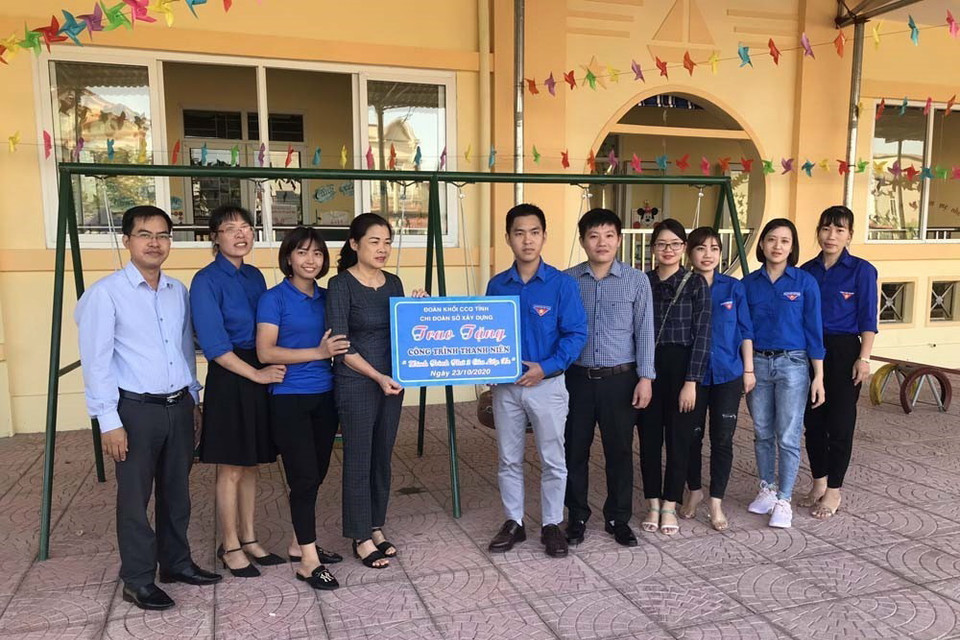 Đoàn Khối cơ quan tỉnh trao tặng đồ chơi cho trường mầm non xã Tân Tiến, huyện Gia Lộc, tỉnh Hải Dương. (Ảnh: Tiến Vĩnh/TTXVN)