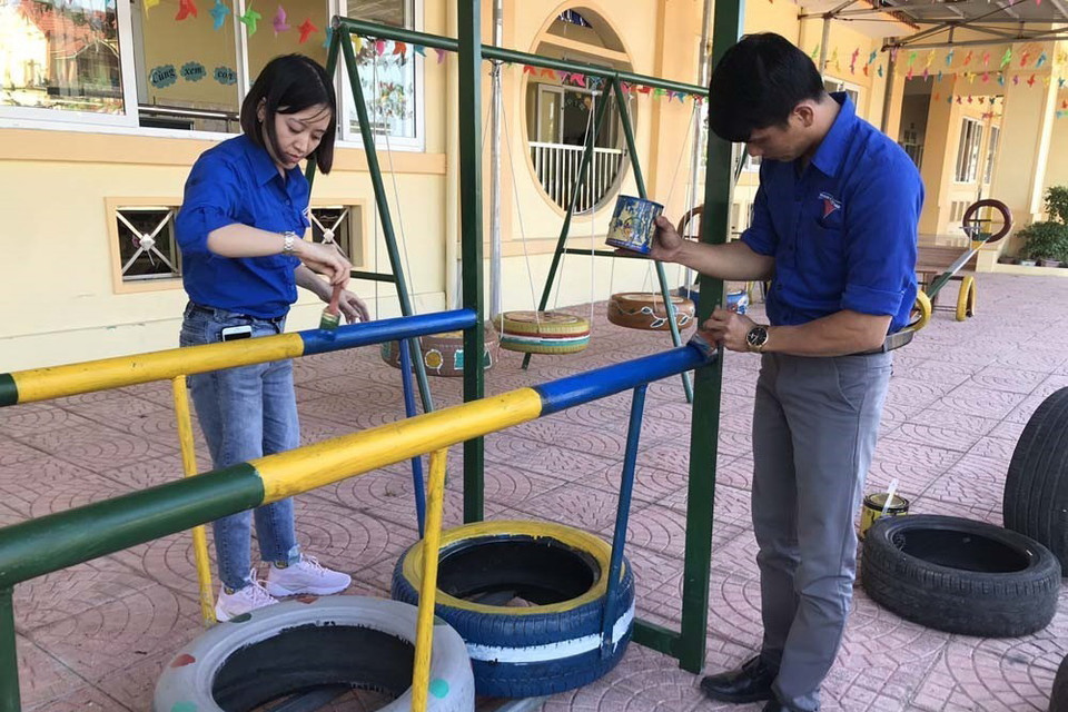 Đoàn viên sơn sản phẩm đường đi thăng bằng. (Ảnh: Tiến Vĩnh/TTXVN)