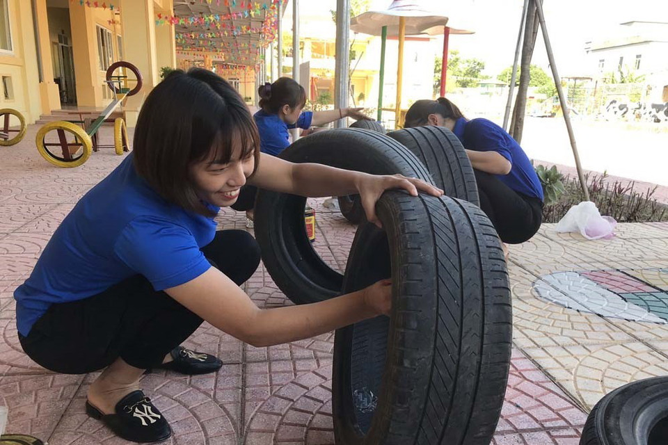 Chương trình ''Hành trình thứ hai của lốp xe'' được các đoàn viên thanh niên tỉnh Hải Dương thực hiện từ tháng 5/2020 đến tháng 12/2022, với mục tiêu tái chế ít nhất 500 lốp xa đã qua sử dụng thành sân chơi cho thanh thiếu nhi trên địa bàn các xã, phường, thị trấn trong tỉnh. Trong ảnh: Các đoàn viên kiểm tra lốp xe được tái chế. (Ảnh: Tiến Vĩnh/TTXVN)