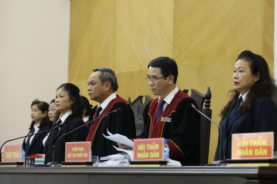 Hội đồng xét xử tại phiên tòa. (Ảnh: Văn Điệp/TTXVN)