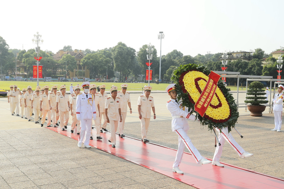 Đoàn đại biểu Đảng ủy Công an Trung ương và Bộ Công an đến đặt vòng hoa và vào Lăng viếng Chủ tịch Hồ Chí Minh. (Ảnh: Doãn Tấn/TTXVN)