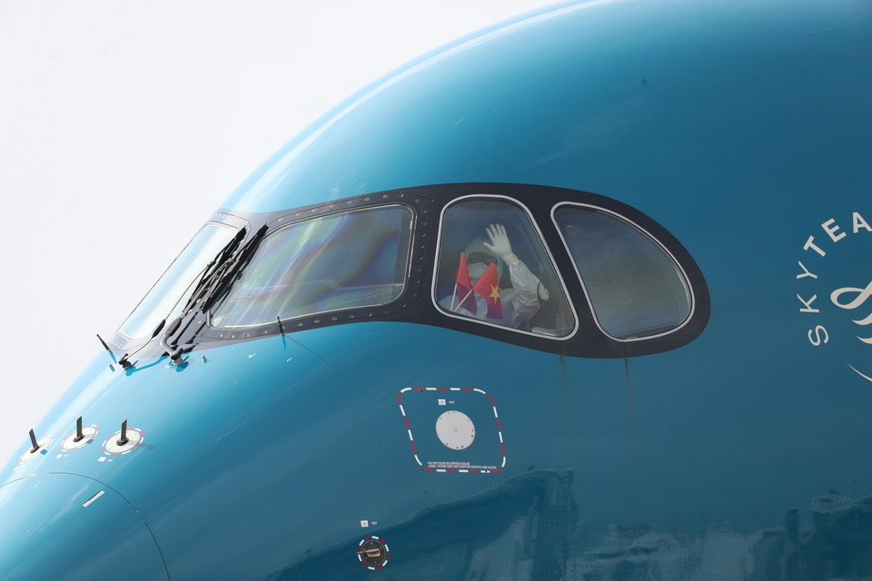 Chuyến bay được thực hiện theo quy trình đặc biệt nhất từ trước đến nay, với cơ trưởng chuyến bay là phi công Phạm Đình Hưng, Phó đội trưởng Đội bay Airbus 350 của Vietnam Airlines. (Ảnh: Thành Đạt/TTXVN)