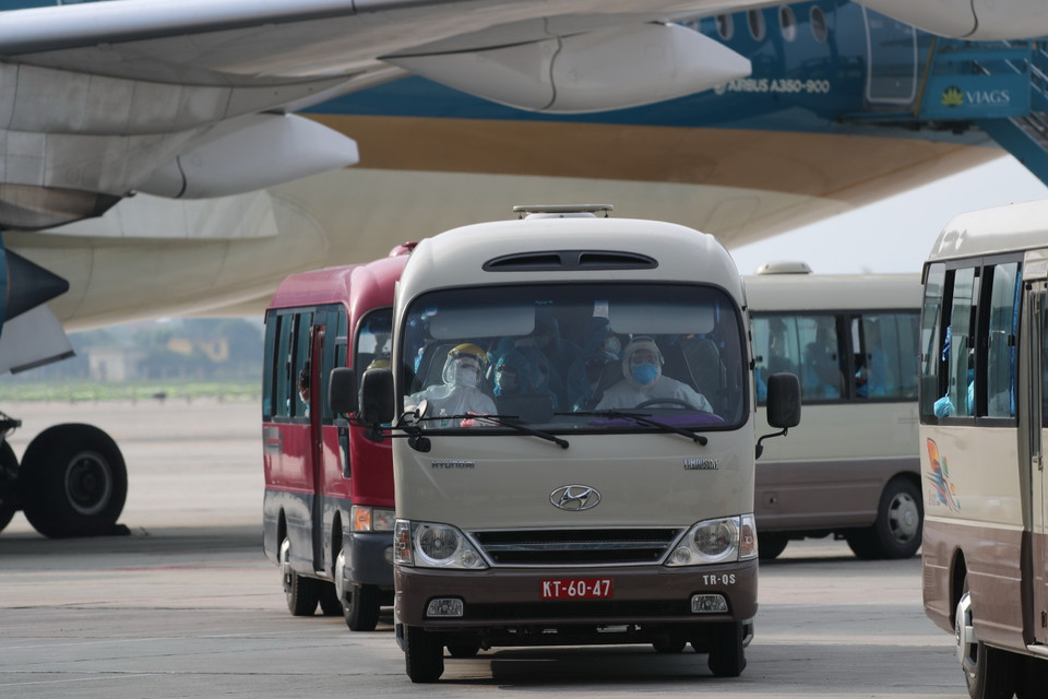 Xe ôtô chuyên dụng đưa các công dân thẳng từ sân bay về khu cách ly y tế. (Ảnh: Thành Đạt/TTXVN)