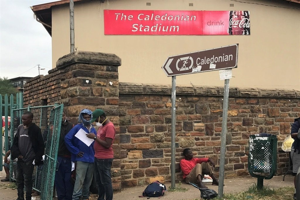 Theo thống kê, hiện Nam Phi có khoảng 200.000 người vô gia cư sống chủ yếu bằng những công việc không chính thức như thu nhặt rác, trông xe, làm vườn…. và xin ăn. Trong ảnh: Người vô gia cư tập trung trước cổng một khu nhà tạm dành cho người không nhà cửa tại thủ đô Pretoria. (Ảnh: Phi Hùng/TTXVN)