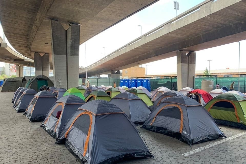 Lều tạm cho người vô gia cư được bố trí phía dưới đường trên cao để giảm thiểu tác động của thời tiết. (Ảnh: Phi Hùng/TTXVN)