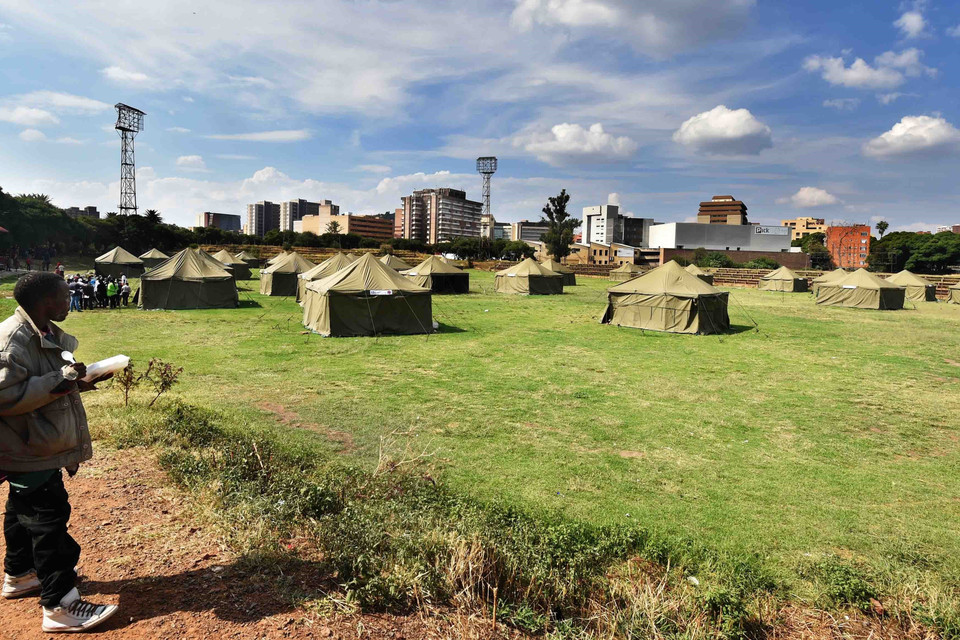 Một khu nhà tạm được bố trí trong khuôn viên sân vận động tại thủ đô Pretoria, Nam Phi. (Ảnh: Phi Hùng/TTXVN)