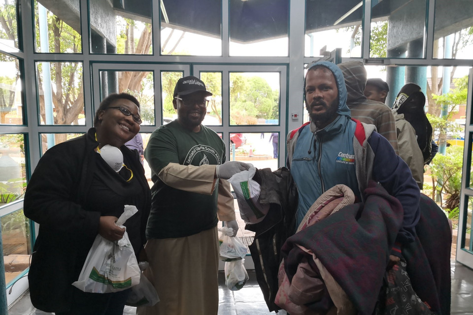 Tổ chức từ thiện cung cấp chăn và gối cho người vô gia cư tại khu vực Benoni, ngoại ô thủ đô Pretoria. (Ảnh: Phi Hùng/TTXVN)