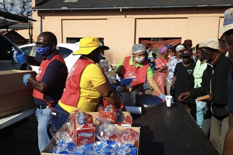 Lực lượng chức năng cung cấp bữa ăn miễn phí cho người vô gia cư tai thủ đô Pretoria. (Ảnh: Phi Hùng/TTXVN)