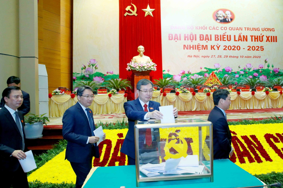 Các đại biểu bỏ phiếu bầu đoàn đại biểu Đảng bộ Khối các cơ quan Trung ương dự Đại hội 13 của Đảng. (Ảnh: Phương Hoa/TTXVN)