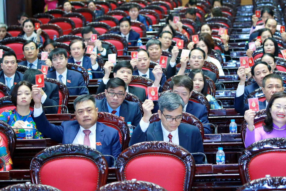 Đại biểu biểu quyết thông qua Nghị quyết Đại hội. (Ảnh: Phương Hoa/TTXVN)