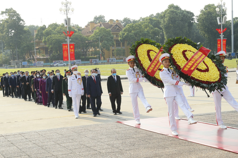 Đoàn đại biểu các đồng chí lãnh đạo, nguyên lãnh đạo Đảng, Nhà nước, Mặt trận Tổ quốc Việt Nam đến đặt vòng hoa và vào Lăng viếng Chủ tịch Hồ Chí Minh. (Ảnh: Doãn Tấn/TTXVN)