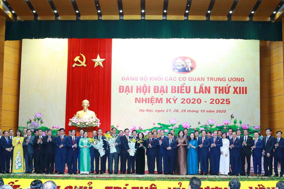 Đồng chí Trương Thị Mai, Ủy viên Bộ Chính trị, Bí thư Trung ương Đảng, Trưởng Ban Dân vận Trung ương tặng hoa chúc mừng Ban chấp hành Đảng bộ Khối các cơ quan Trung ương khóa 13. (Ảnh: Phương Hoa/TTXVN)