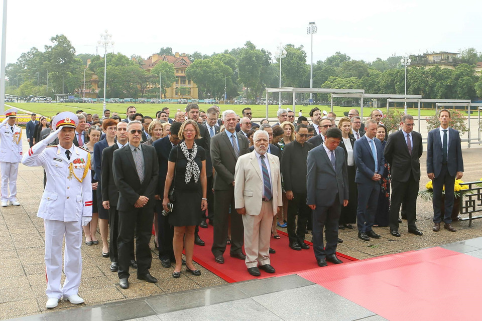 Đoàn đại biểu các Đại sứ quán, cơ quan ngoại giao tại Hà Nội tới đặt vòng hoa và vào Lăng viếng Chủ tịch Hồ Chí Minh. (Ảnh: Doãn Tấn/TTXVN)