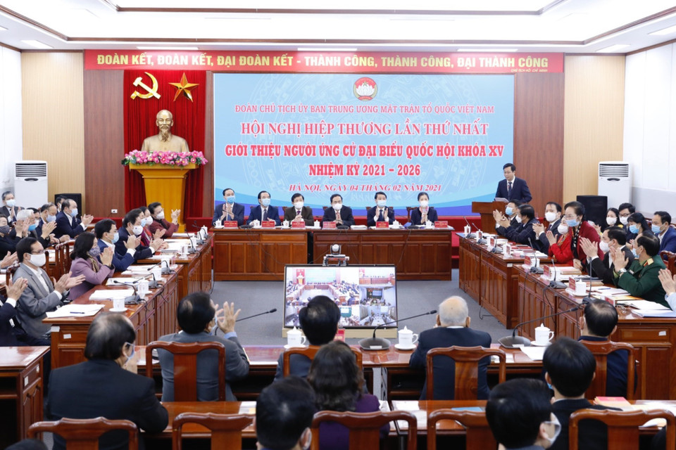 Hội nghị biểu quyết thông qua chủ toạ và thư ký hội nghị. (Ảnh: Dương Giang/TTXVN)