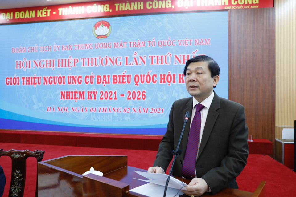 Phó Chủ tịch Ủy ban Trung ương Mặt trận Tổ quốc Việt Nam Nguyễn Hữu Dũng trình bày Tờ trình của Ban Thường trực Ủy ban Trung ương Mặt trận Tổ quốc Việt Nam về dự kiến số lượng người của tổ chức chính trị, tổ chức chính trị-xã hội, tổ chức xã hội, lực lượng vũ trang nhân dân, cơ quan Nhà nước ở Trung ương được giới thiệu ứng cử làm đại biểu Quốc hội khóa XV. (Ảnh: Dương Giang/TTXVN)