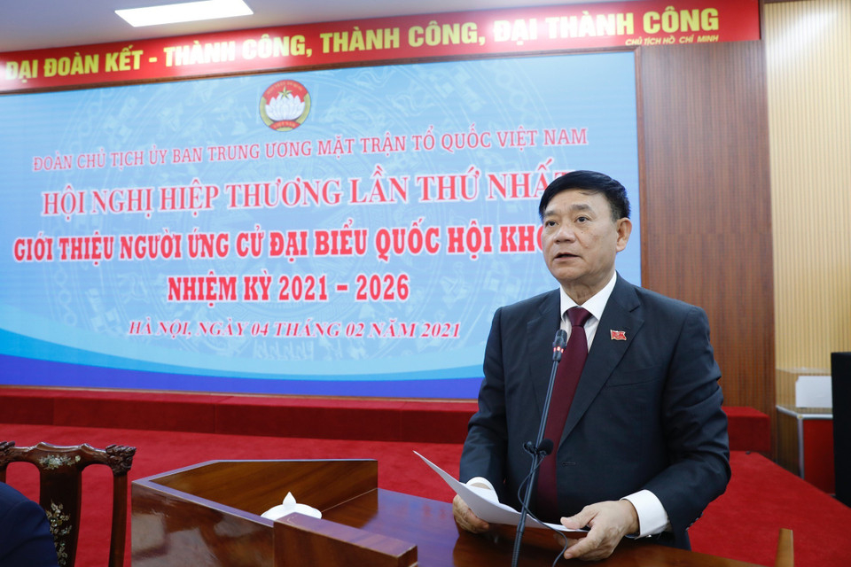 Đồng chí Trần Văn Túy, Ủy viên Ủy ban Thường vụ Quốc hội, Trưởng ban Công tác đại biểu thuộc Ủy ban Thường vụ Quốc hội, Phó Trưởng ban Tổ chức Trung ương trình bày Nghị quyết của Ủy ban Thường vụ Quốc hội về dự kiến số lượng người của tổ chức chính trị, tổ chức chính trị-xã hội, tổ chức xã hội, lực lượng vũ trang nhân dân, cơ quan Nhà nước ở Trung ương và địa phương được giới thiệu ứng cử làm đại biểu Quốc hội khóa XV. (Ảnh: Dương Giang/TTXVN)