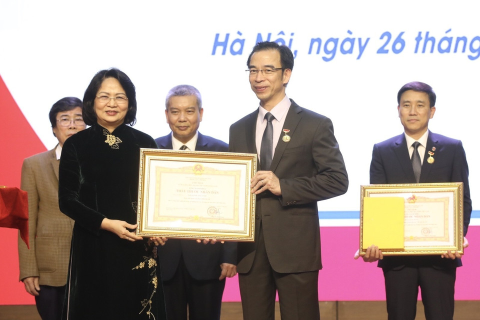 Phó Chủ tịch nước Đặng Thị Ngọc Thịnh trao danh hiệu Thầy thuốc Nhân dân cho Giáo sư, Tiến sỹ Nguyễn Quang Tuấn, Giám đốc Bệnh viện Bạch Mai, Giảng viên cao cấp Bộ môn Tim mạch Trường Đại học Y Hà Nội. (Ảnh: Minh Quyết/TTXVN)