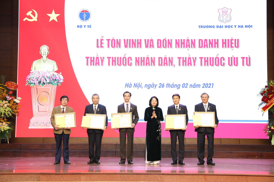 Phó Chủ tịch nước Đặng Thị Ngọc Thịnh trao danh hiệu Thầy thuốc Nhân dân cho 5 cá nhân thuộc Đại học Y Hà Nội. (Ảnh: Minh Quyết/TTXVN)
