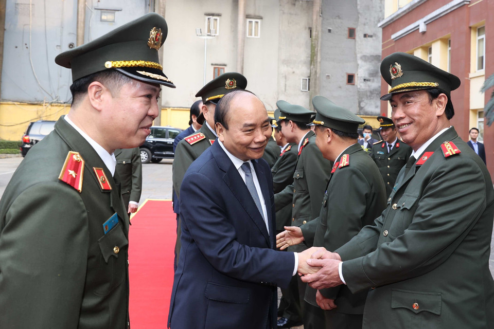 Thủ tướng Nguyễn Xuân Phúc với cán bộ Bộ Tư lệnh Cảnh vệ. (Ảnh: Thống Nhất/TTXVN)