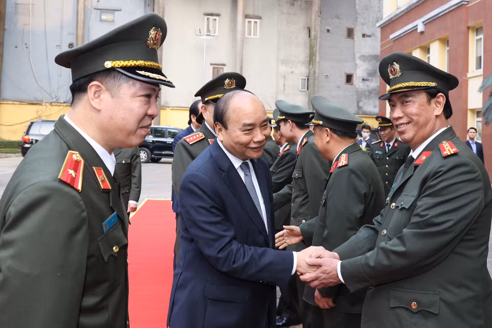 Thủ tướng Nguyễn Xuân Phúc với cán bộ Bộ Tư lệnh Cảnh vệ. (Ảnh: Thống Nhất/TTXVN)