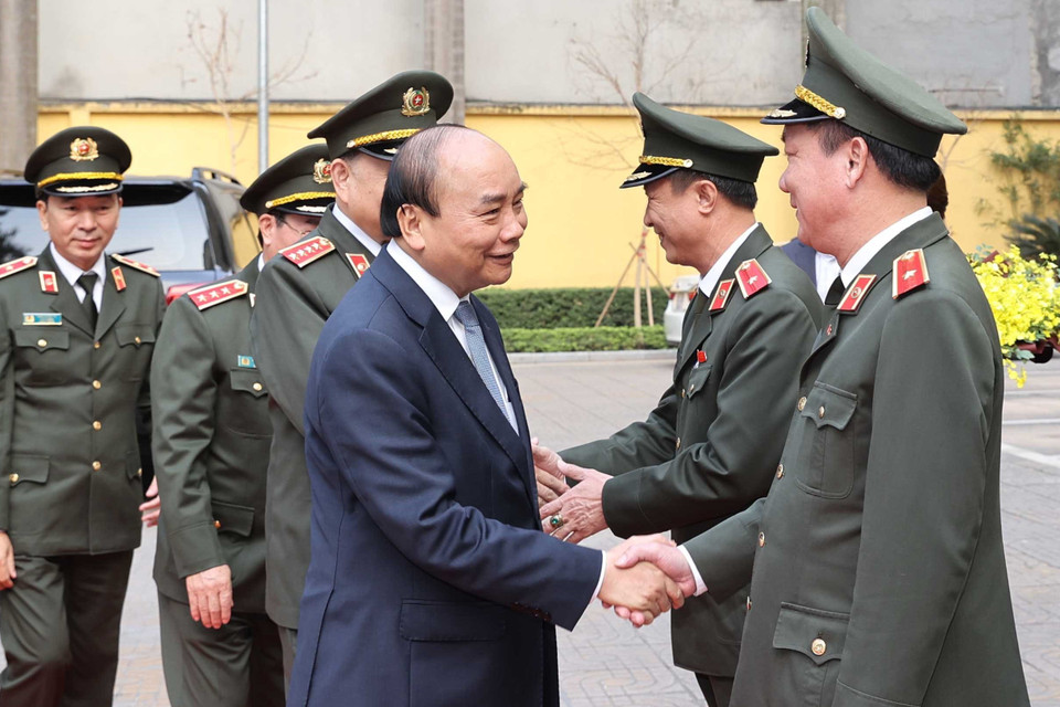 Thủ tướng Nguyễn Xuân Phúc với cán bộ Bộ Tư lệnh Cảnh vệ. (Ảnh: Thống Nhất/TTXVN)