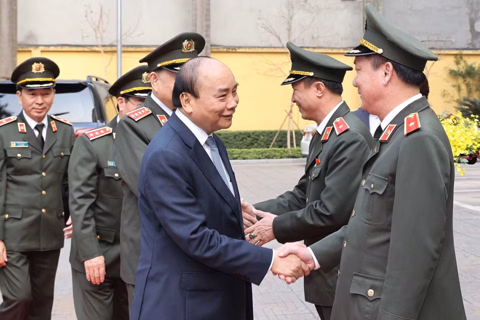 Thủ tướng Nguyễn Xuân Phúc với cán bộ Bộ Tư lệnh Cảnh vệ. (Ảnh: Thống Nhất/TTXVN)