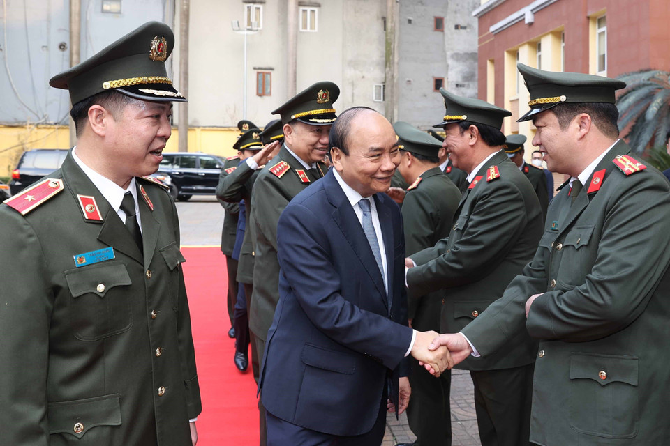 Thủ tướng Nguyễn Xuân Phúc với cán bộ Bộ Tư lệnh Cảnh vệ. (Ảnh: Thống Nhất/TTXVN)