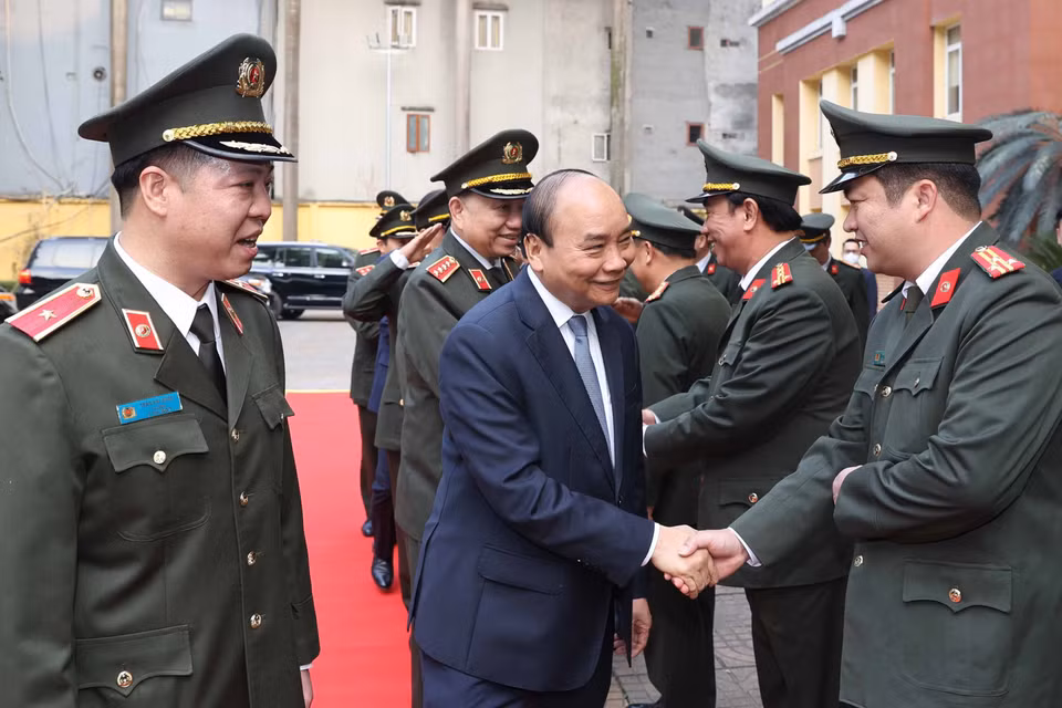 Thủ tướng Nguyễn Xuân Phúc với cán bộ Bộ Tư lệnh Cảnh vệ. (Ảnh: Thống Nhất/TTXVN)