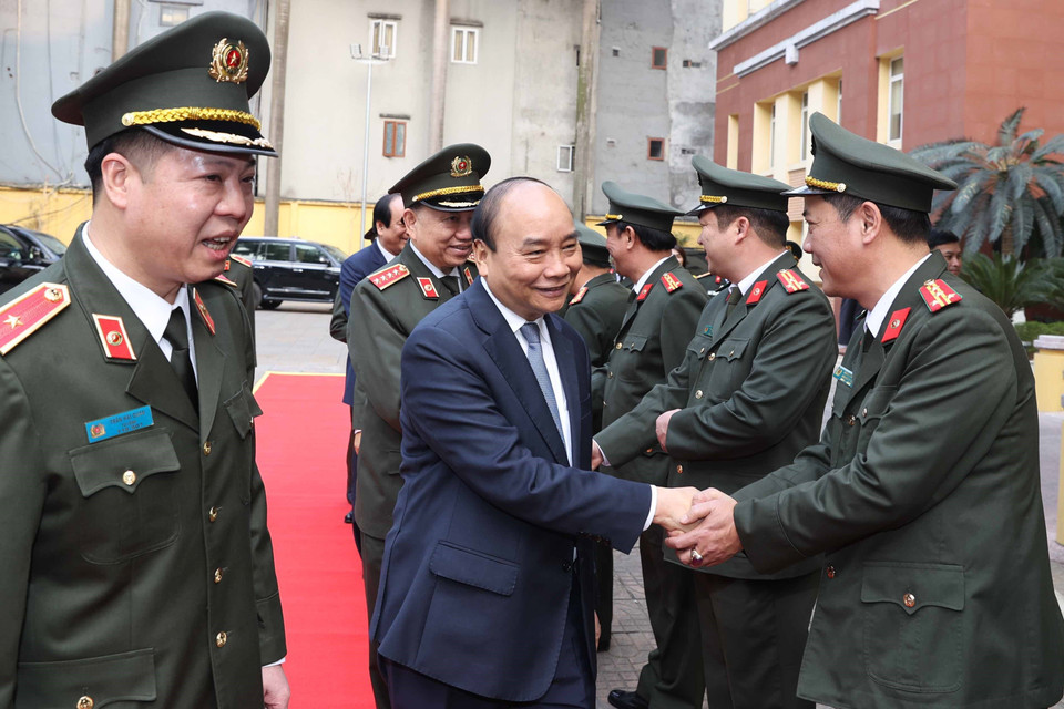 Thủ tướng Nguyễn Xuân Phúc với cán bộ Bộ Tư lệnh Cảnh vệ. (Ảnh: Thống Nhất/TTXVN)