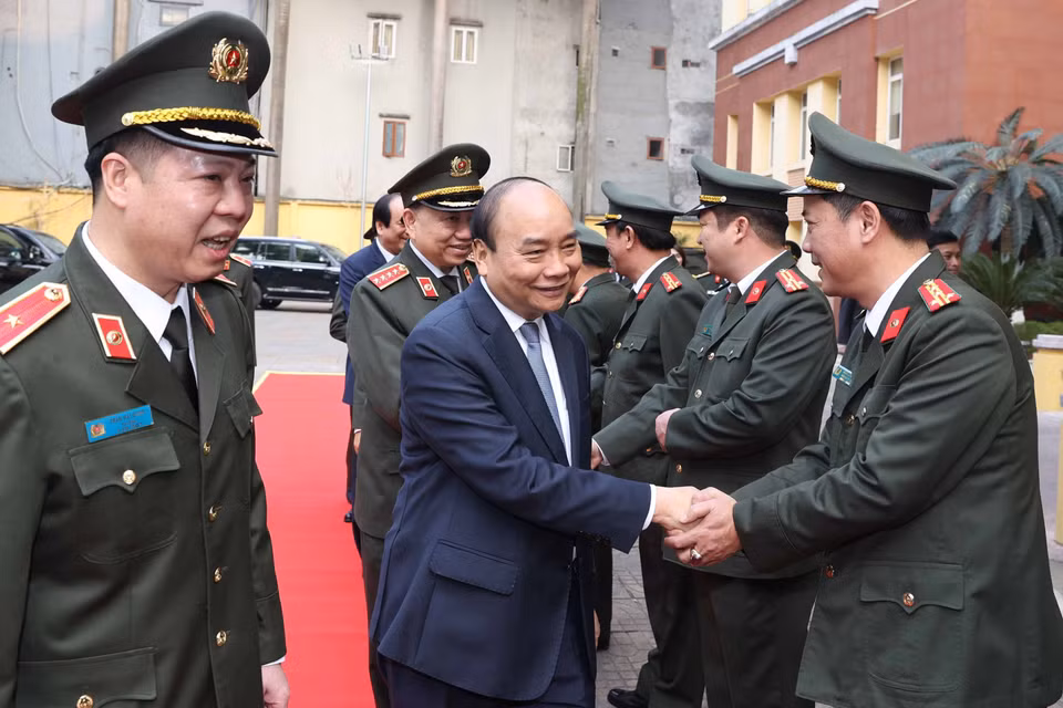 Thủ tướng Nguyễn Xuân Phúc với cán bộ Bộ Tư lệnh Cảnh vệ. (Ảnh: Thống Nhất/TTXVN)