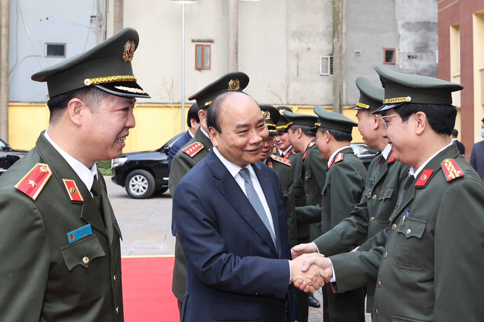 Thủ tướng Nguyễn Xuân Phúc với cán bộ Bộ Tư lệnh Cảnh vệ. (Ảnh: Thống Nhất/TTXVN)