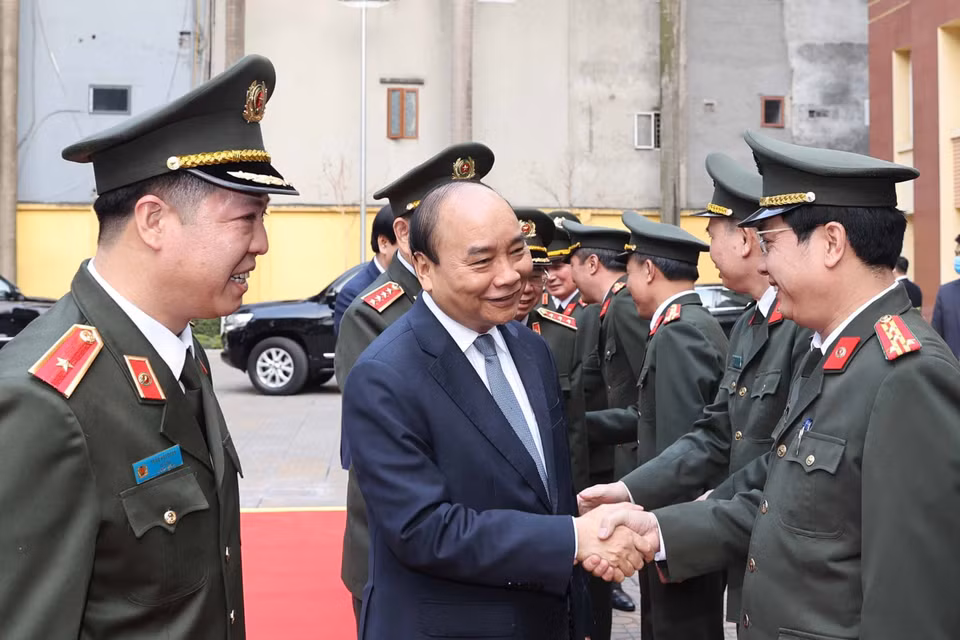 Thủ tướng Nguyễn Xuân Phúc với cán bộ Bộ Tư lệnh Cảnh vệ. (Ảnh: Thống Nhất/TTXVN)