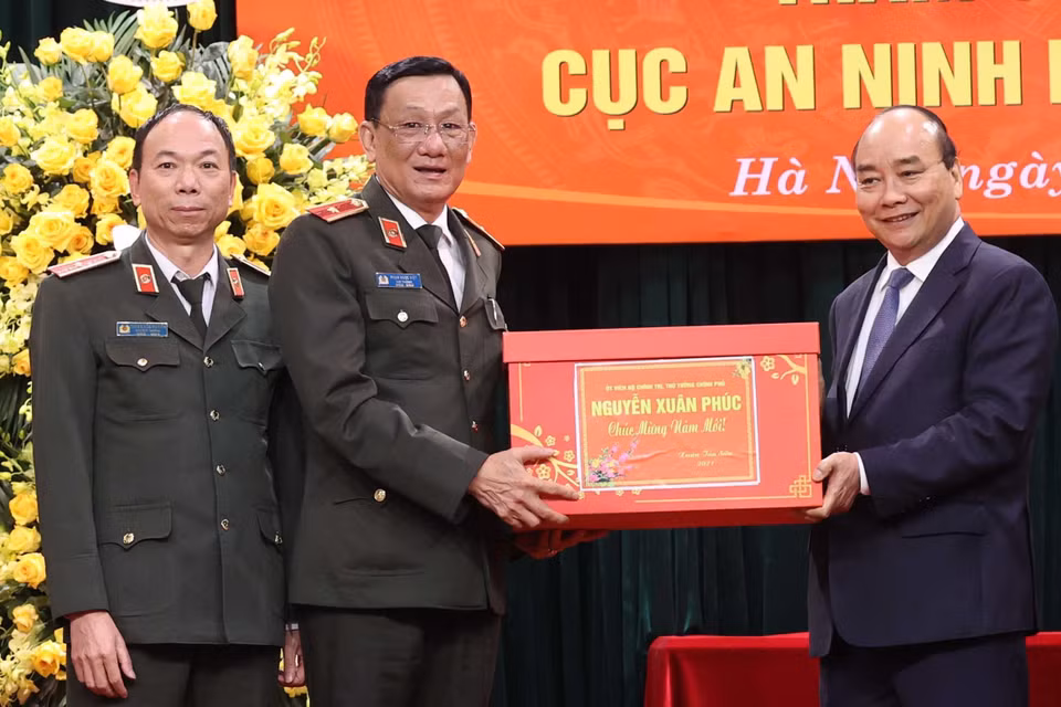 Thủ tướng Nguyễn Xuân Phúc tặng quà cán bộ, chiến sỹ Cục An ninh nội địa. (Ảnh: Thống Nhất/TTXVN)
