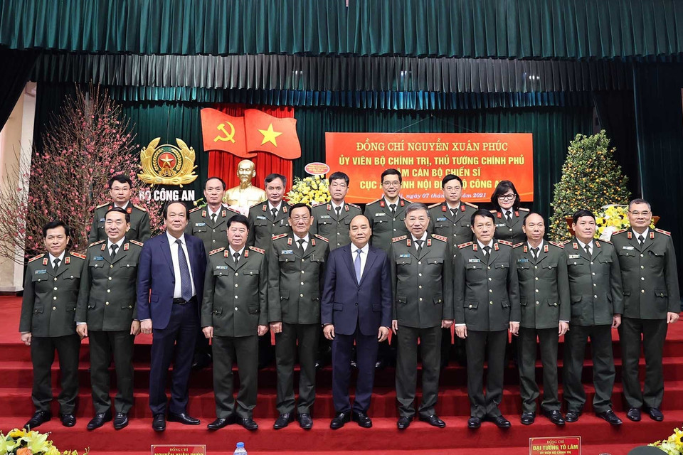 Thủ tướng Nguyễn Xuân Phúc với cán bộ, chiến sỹ Cục An ninh nội địa. (Ảnh: Thống Nhất/TTXVN)