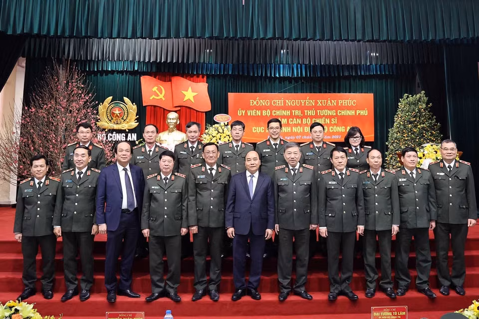 Thủ tướng Nguyễn Xuân Phúc với cán bộ, chiến sỹ Cục An ninh nội địa. (Ảnh: Thống Nhất/TTXVN)