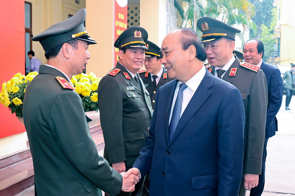 Thủ tướng Nguyễn Xuân Phúc với cán bộ, chiến sỹ Cục An ninh nội địa. (Ảnh: Thống Nhất/TTXVN)