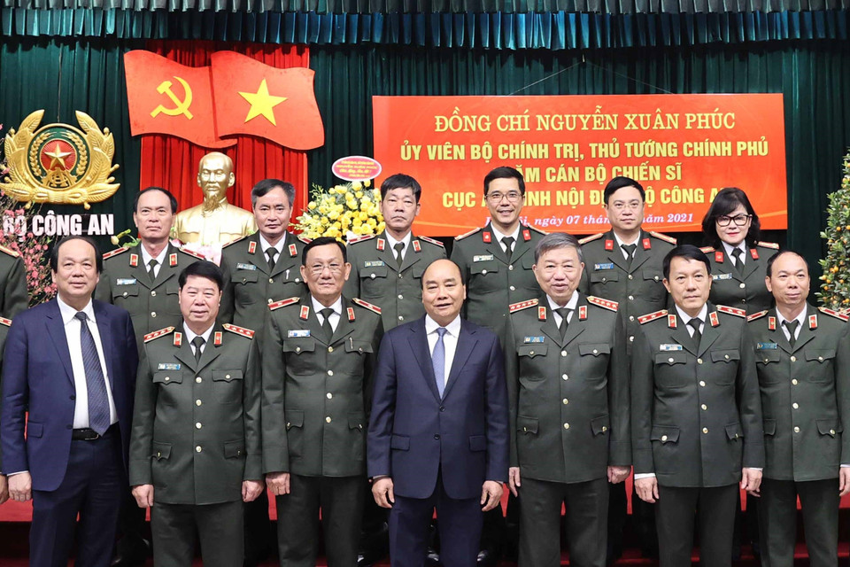 Thủ tướng Nguyễn Xuân Phúc với cán bộ, chiến sỹ Cục An ninh nội địa. (Ảnh: Thống Nhất/TTXVN)
