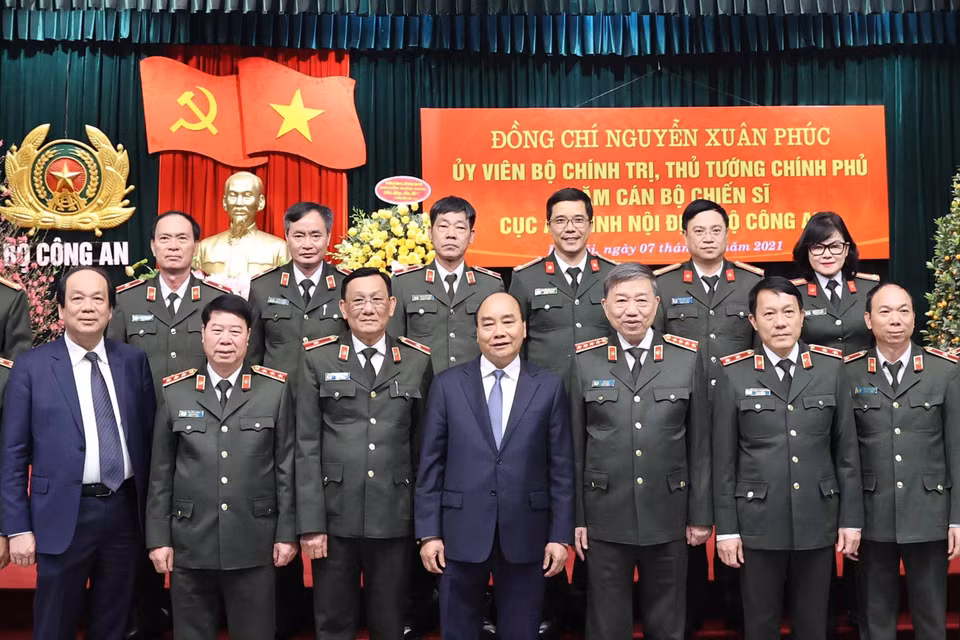 Thủ tướng Nguyễn Xuân Phúc với cán bộ, chiến sỹ Cục An ninh nội địa. (Ảnh: Thống Nhất/TTXVN)