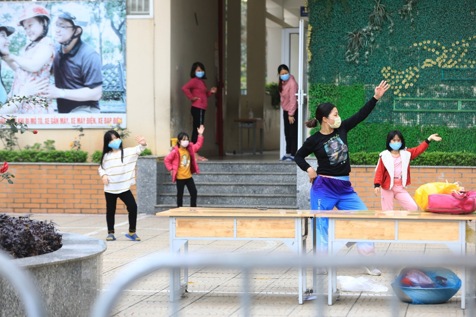  Một giáo viên phát động 'Vũ điệu rửa tay' giúp các em học sinh vui vẻ hơn trong khu cách ly. (Ảnh: Thành Đạt/TTXVN)