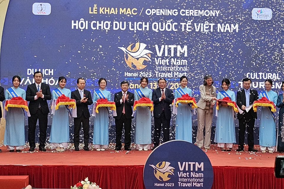 Hình ảnh lễ cắt băng khai mạc hội chợ VITM 2023. (Ảnh: Mai Mai/Vietnam+)