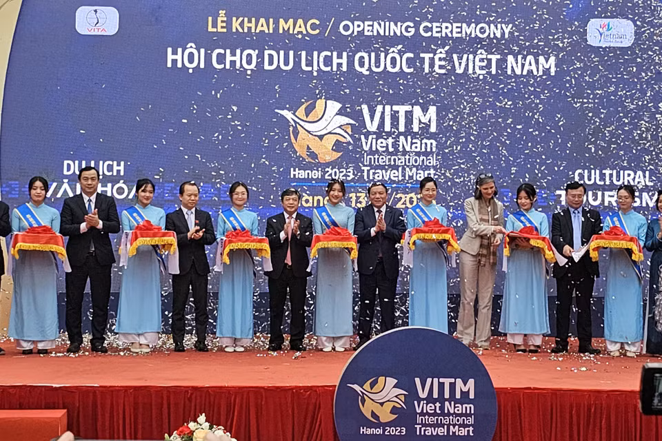 Hình ảnh lễ cắt băng khai mạc hội chợ VITM 2023. (Ảnh: Mai Mai/Vietnam+)