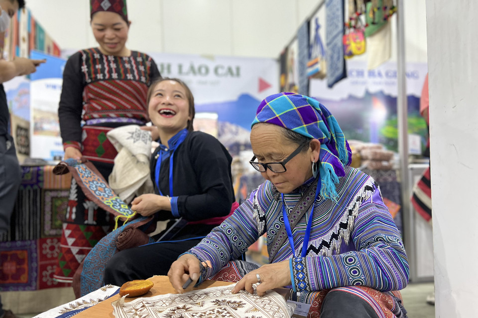 Bản sắc văn hóa truyền thống người Mông Lào Cai giới thiệu tại hội chợ. (Ảnh: Mai Mai/Vietnam+)