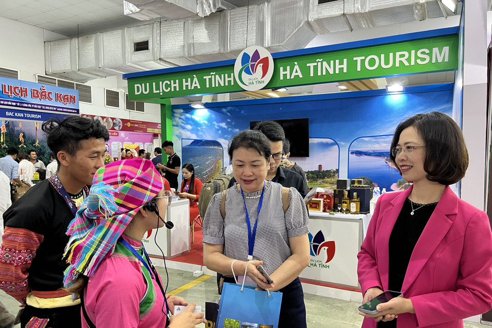 Năm 2023, dù còn nhiều khó khăn do tác động của đại dịch Covid-19, Hội chợ VITM Hà Nội 2023 vẫn thu hút sự tham gia trực tiếp của 600 doanh nghiệp đến từ 50 tỉnh, thành phố trong cả nước và 15 quốc gia, vùng lãnh thổ và khoảng 500 gian hàng. (Ảnh: Mai Mai/Vietnam+)