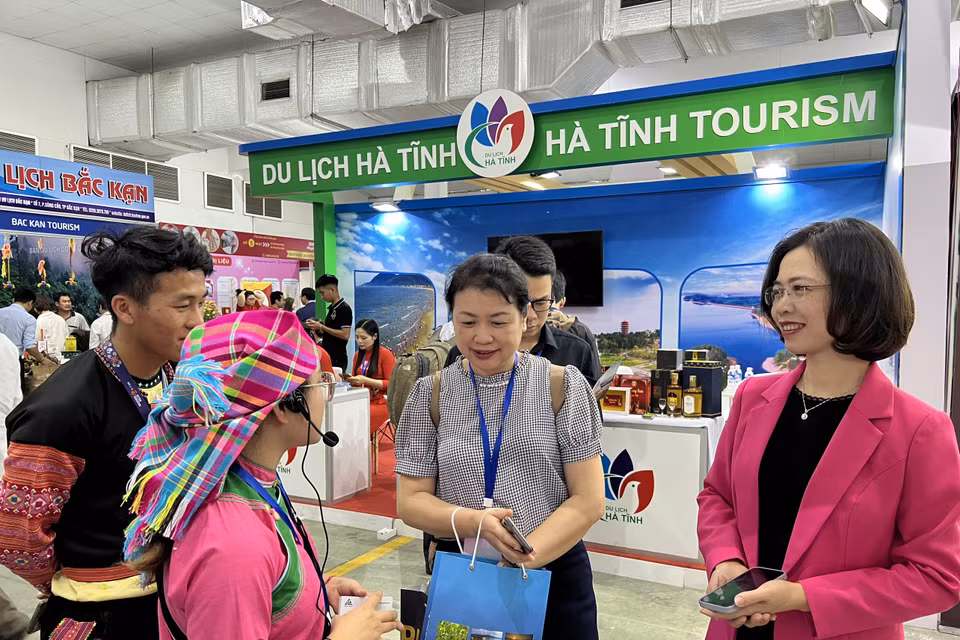 Năm 2023, dù còn nhiều khó khăn do tác động của đại dịch Covid-19, Hội chợ VITM Hà Nội 2023 vẫn thu hút sự tham gia trực tiếp của 600 doanh nghiệp đến từ 50 tỉnh, thành phố trong cả nước và 15 quốc gia, vùng lãnh thổ và khoảng 500 gian hàng. (Ảnh: Mai Mai/Vietnam+)