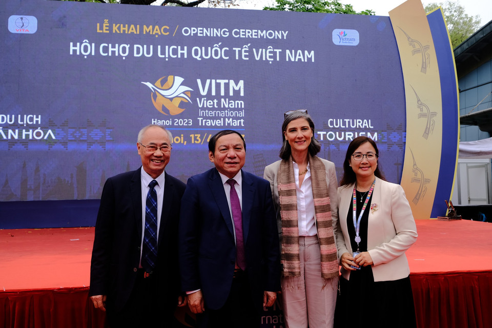 Bộ trưởng Bộ Văn hóa, Thể thao và Du lịch Nguyễn Văn Hùng cùng lãnh đạo Hiệp hội du lịch Việt Nam và đại diện Chương trình phát triển Liên hiệp quốc tại Việt Nam. (Ảnh: Mai Mai/Vietnam+)