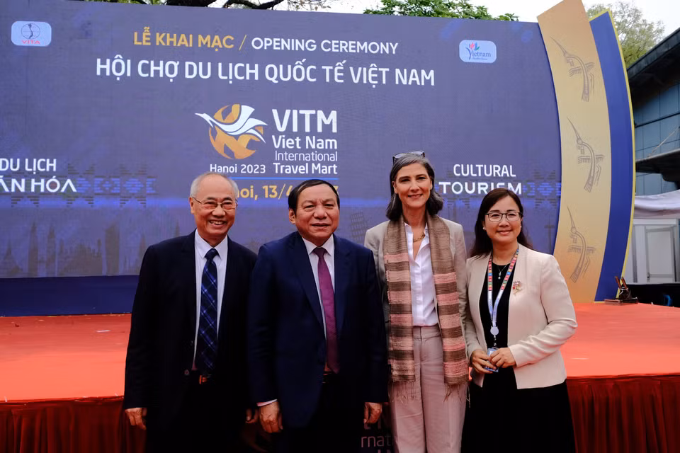 Bộ trưởng Bộ Văn hóa, Thể thao và Du lịch Nguyễn Văn Hùng cùng lãnh đạo Hiệp hội du lịch Việt Nam và đại diện Chương trình phát triển Liên hiệp quốc tại Việt Nam. (Ảnh: Mai Mai/Vietnam+)