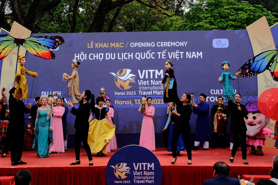 Biểu diễn nghệ thuật trong khuôn khổ lễ khai mạc hội chợ. (Ảnh: Mai Mai/Vietnam+)