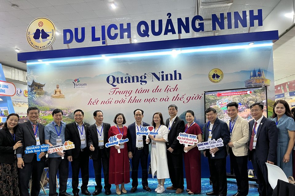 Bộ trưởng Bộ Văn hóa, Thể thao và Du lịch Nguyễn Văn Hùng phát biểu tại khai mạc Hội chợ Du lịch quốc tế-VITM Hà Nội 2023: 'Tôi tin tưởng rằng tại hội chợ này, các doanh nghiệp du lịch sẽ tìm và gặp gỡ được nhiều đối tác mới, tìm được nhiều hướng kinh doanh mới, nhiều hợp đồng sẽ được ký kết, tạo đà cho sự phát triển của du lịch Việt Nam cũng như các đối tác, các quốc gia tham gia vào chuỗi hoạt động tại hội chợ trong thời gian tới; các địa phương sẽ kết nối được với các doanh nghiệp lữ hành để chung tay phát triển sản phẩm theo hướng ‘mỗi địa phương một sản phẩm du lịch đặc sắc,’ xây dựng tour, tuyến khai thác tối đa tiềm năng du lịch và phù hợp với thị hiếu của du khách.' (Ảnh: Mai Mai/Vietnam+)